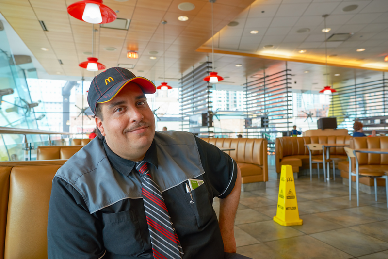 Empleado de McDonalds en Estados Unidos. Sorbos / Shutterstock